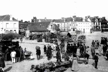 Sur la place de la halle au marche du bourg