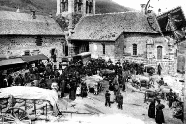 Brezons Cantal jour de foire devant l eglise