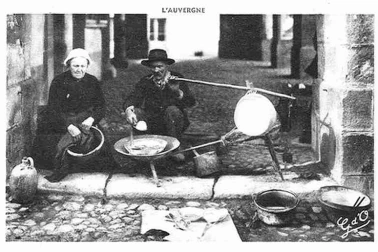 L Auvergne Chaudronnier ambulant etameur reparateur d ustensiles de cuisine