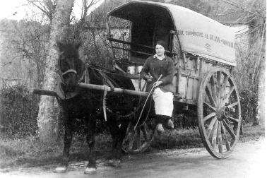 Laiterie cooperative mademoiselle Marguerite avec son cheval Bonifasse en 1924