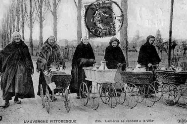 L Auvergne pittoresque Laitieres se rendant a la ville