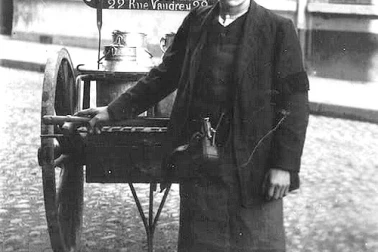Vendeur de lait dans les rues de Lyon dans les annees 30