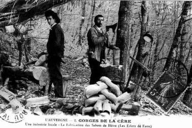L Auvergne petits metiers Gorges de la Cere Les sabotiers industrie locale fabrication des sabot de hetre