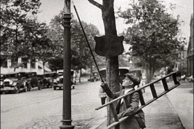 Un allumeur de reverberes a Londres vers 1900