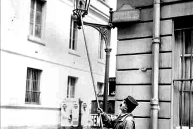Allumeur de reverberes a 1905 Paris
