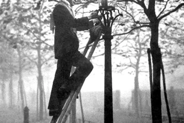Allumeur de reverberes a la tonbe de l nuit