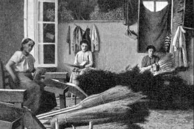 Des balaitieres dans leur atelier