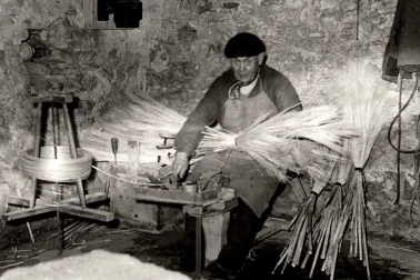 Un artisan balaitiers sur son banc de montage