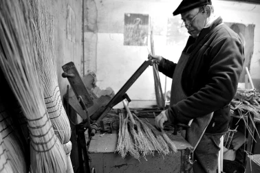 Fabricant de balais dans son atelier
