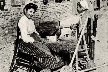 Femmes cousant des balais devant leur atelier