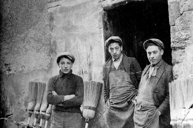Des artisans balaitiers a la porte de leur atelier