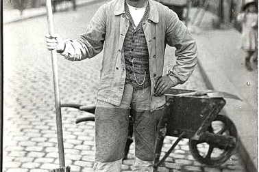 Le balayeur avec ces outils le balai et la brouette
