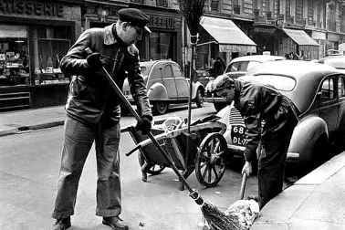Les balayeurs de Paris Ils entretenaient la ville avec leurs balais composes de branches mortes,