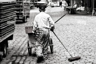 Balayeur de rue probablement dans la Ville de Paris