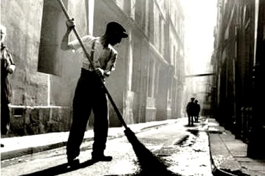 Un balayeur rue Visconti 5eme arrondissement de  Paris autrefois