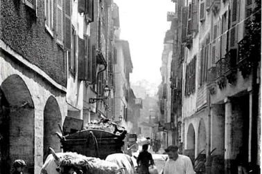 Rue du tonnelier a Bayonne le balayeur entretient la voirie