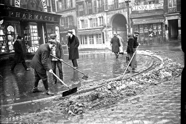 La rue avec sa chaussee et ses trottoirs bitume ses feux rouges et ses passages pietons
