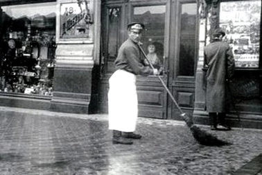 Un balayeur en Russie a St Petersburg en 1913