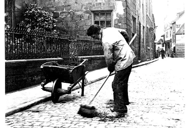 Balayeur de rue 1905 avec sa brouette et son balai
