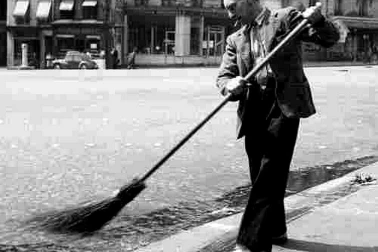 Balayeurs de Rue Parisiens un temps ou meme les balayeurs avaient de la classe en 1950
