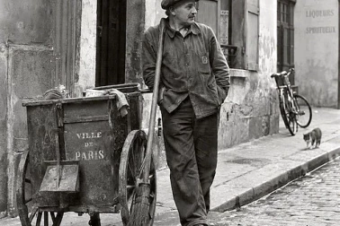 Il connait la rue avant l ouverture des volets Le boulanger le salue en livrant ses paniers