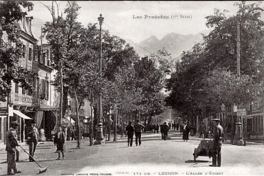 Les balayeurs au travail dans une ville des Pyrenees
