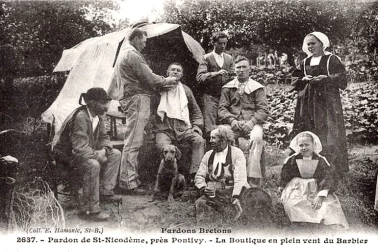 La boutique en plein vent du barbier Pardons bretons