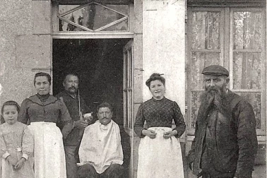 Une Enseigne Originale - Perruquier - Une coupe de cheveux par dessus