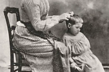 La maman se prepare a coiffer son enfant