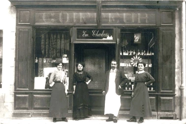 Le coiffeur et ses employes a Argent-sur-Sauldre