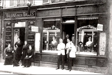 Coiffeur et salons pour dames, rue de Lourmel, vers 1910.