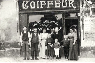 Le coiffeur Camille Donnet et sa famille, au n° 30 de l'avenue d'Ivry, vers 1905