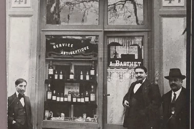 Magasin de salon de coiffure avec le patron devant la porte qui attend le client