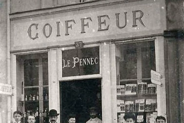 Coiffeur le Penec le personnel et toute la famille sur le pas de porte