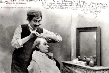 Chez le coiffeur monsieur porte la raie sur le milieu