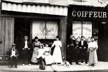 Le coiffeur devant son magasin de coiffure