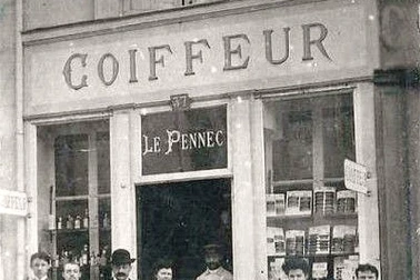 Salon de coiffure et ses employes devant le magasin