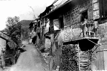 Thiezac la rue des Balcons en 1954
