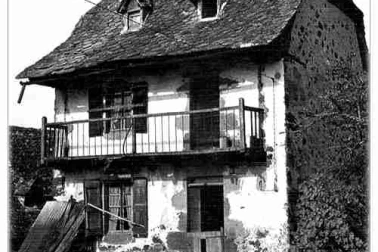 Cantal une maison a Cros de Ronesque