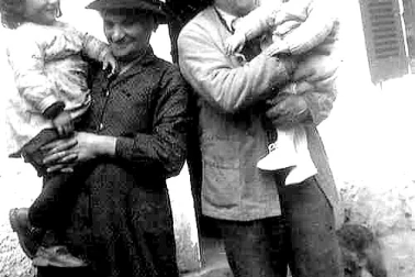 Ladinhac dans le Cantal une petite famille en 1950