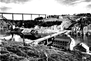 Le Viaduc de Garabit et retenue dans la Vallee de la Truyere