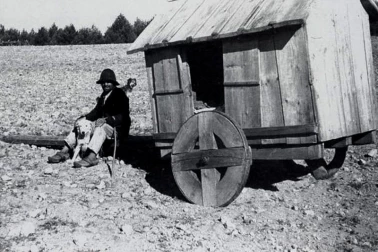 Le berger et sa cabane a roues vers Saugues en Haute-Loire au debut des annees 1950