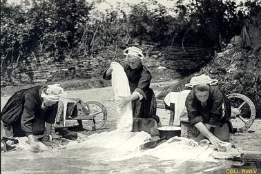 Les lessiveuses du bord de l eau avec leurs brouettes