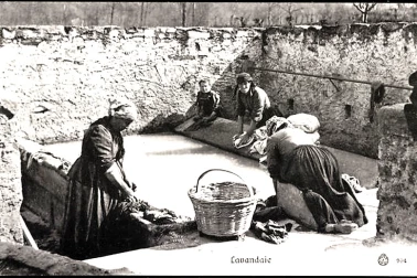 Des lessiveuses dans un lavoir