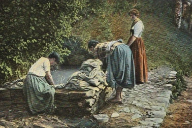 Lessiveuses au lavoir en couleur