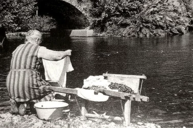 Lessiveuses sur les bords de la Vezere