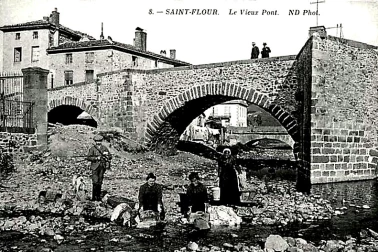 ST-FLOUR - Vieux pont les lessiveuses