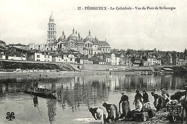 PERIGUEUX LA CATHEDRALE VUE DU PONT DE SAINT GEORGES LES LAVEUSES
