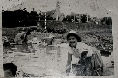 Loguivy-de-la-Mer - Claude Agnes lessiveuse au lavoir du port vers en 1950