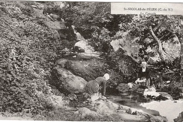Lessiveuses lavant le linge